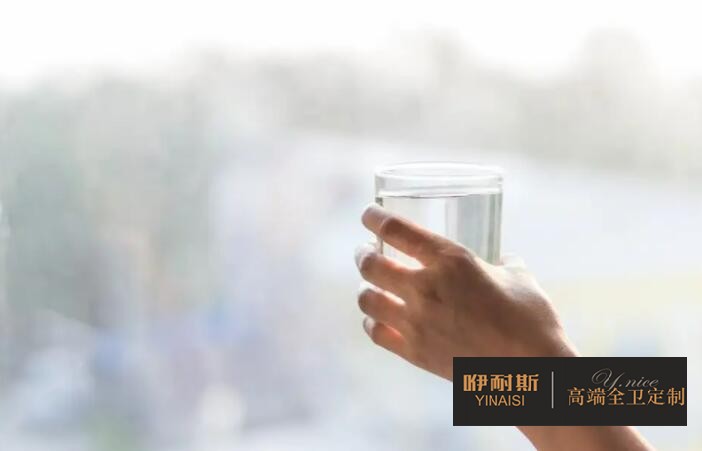 在鏡柜和主柜里，可以放上一杯水