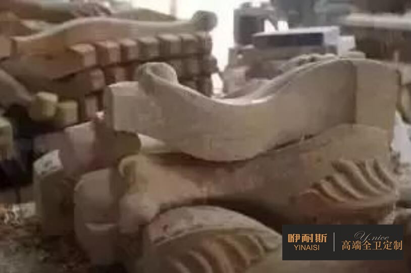 第六步：鑼機：以模具為原型，以刀具進行切削，形成更為完整與流暢的線條，規(guī)定了產(chǎn)品的形狀。