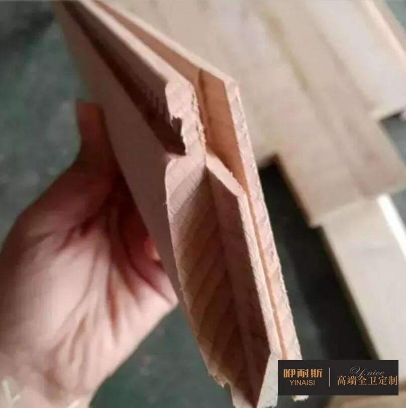 第七步：出榫機。使木塊具備特有的準頭結構制作出一種古典效果，以便木塊之間更為緊密的連接。